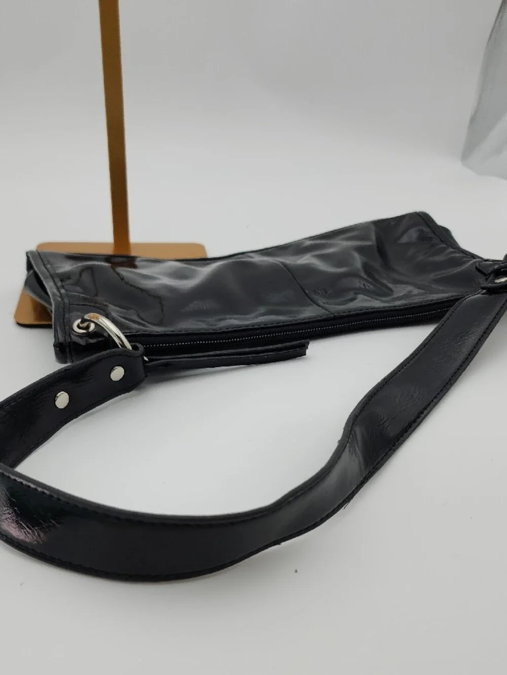 Kenneth Cole Reaction sleek patent